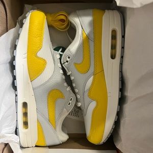 WMNS NIKE AIR MAX 1
PHOTON DUST/TOUR YELLOW
POUSSIERE DE PHOTON/JAUNE TOUR